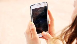 Smartphone graffiato (Depositphotos foto)