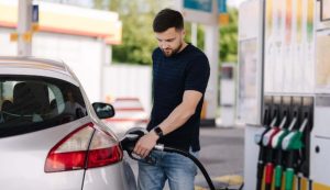 Persona fa benzina
