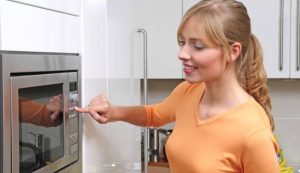 Forno a microonde e sicurezza (Depositphotos foto)