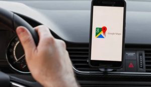 Google Maps in auto (Depositphotos foto)