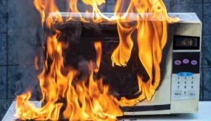 Microonde in fiamme (Depositphotos foto)