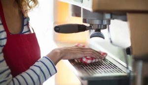 Pulire macchina caffè spendere prodotti chimici