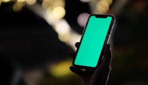 Entrano smartphone rubano tutti momenti intimi