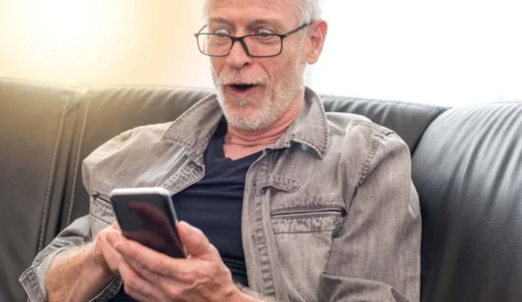 Uomo sorpreso allo smartphone (Depositphotos foto)