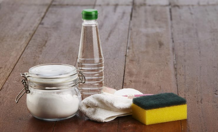 aceto e bicarbonato con spugna