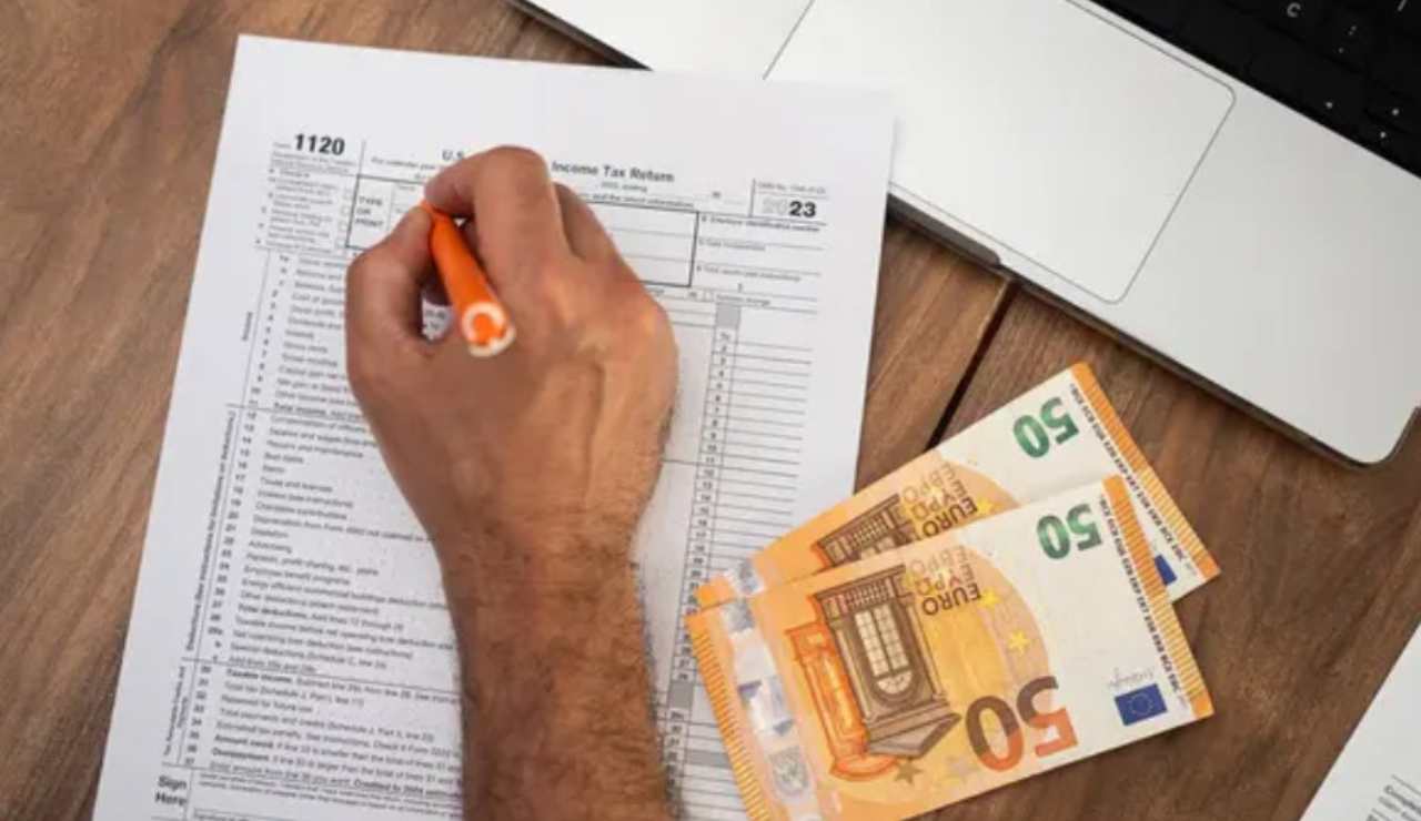 Dichiarazione dei redditi e soldi (Depositphotos foto) - www.systemcue.it