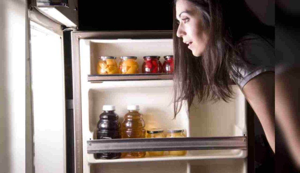 Donna al frigo