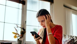 Donna sconvolta al cellulare