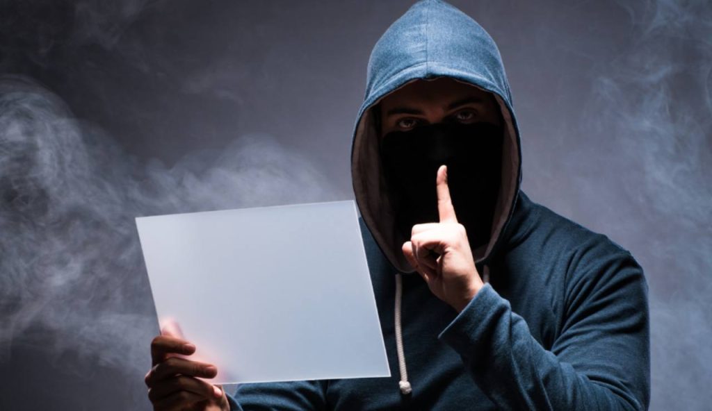 Illustrazione di un hacker (Canva FOTO) . systemscue.it