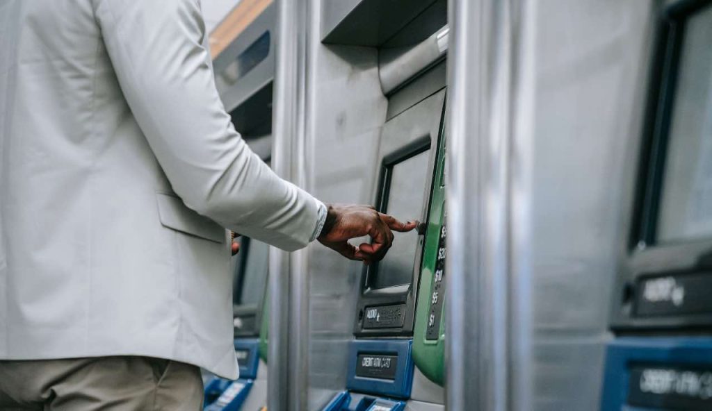 Ecco come prelevare al bancomat