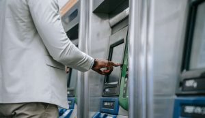 Ecco come prelevare al bancomat