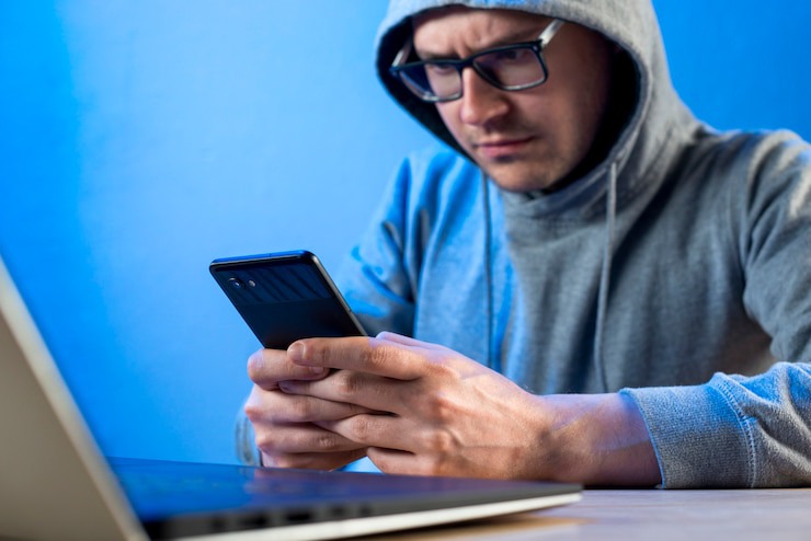 Uomo con smartphone