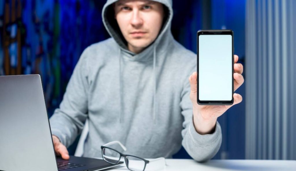 Uomo con cellulare e pc