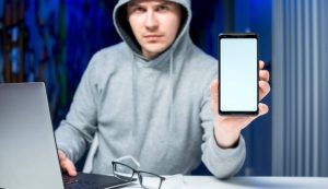 Uomo con cellulare e pc