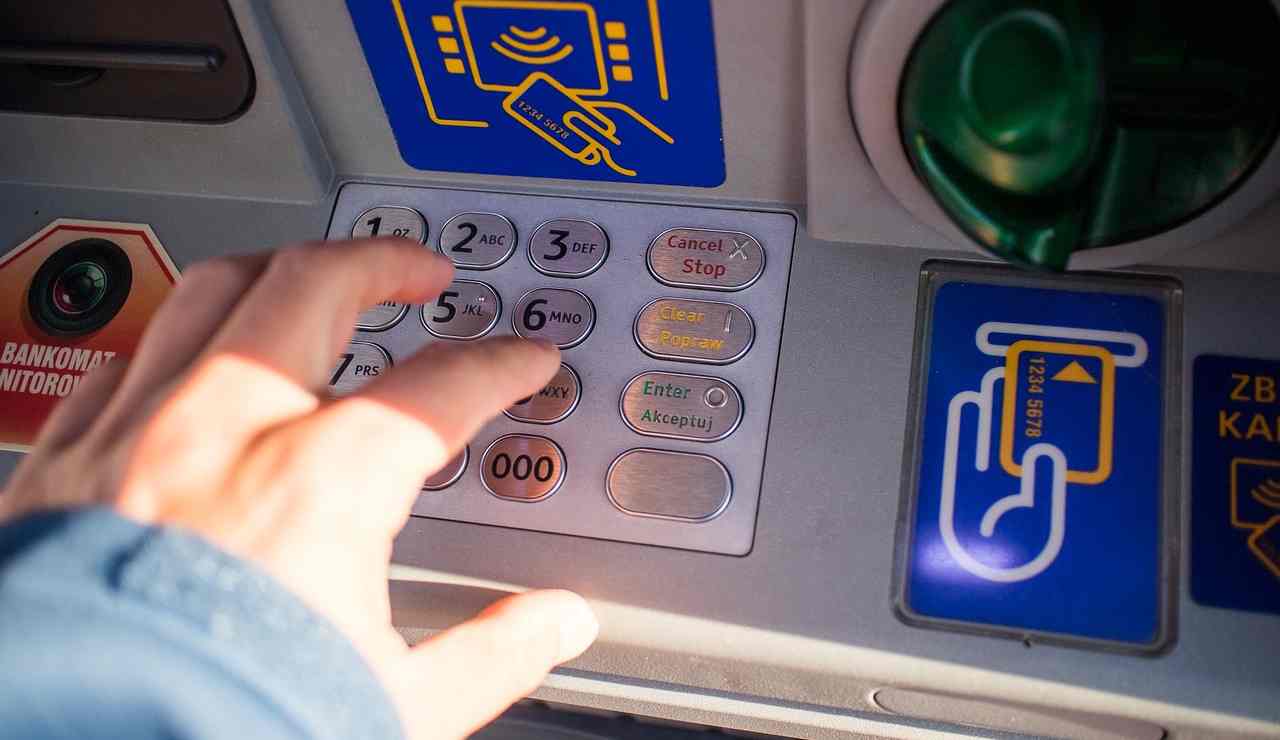 Sportello bancomat (Pixabay foto) - www.systemcue.it