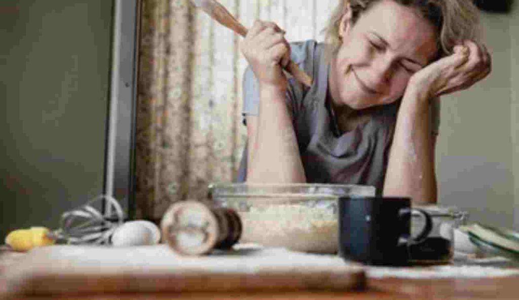 Donna disperata in cucina